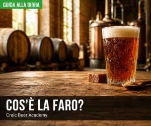 Birra Faro belga servita in un bicchiere tradizionale con botti di rovere sullo sfondo. Faro